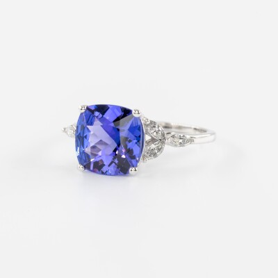 Bague en or blanc sertie de tanzanite et diamants