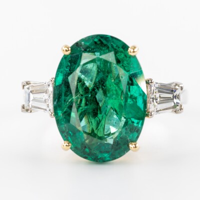 Bague bicolore avec émeraude ovale et diamants trapèze