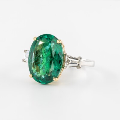 Bague bicolore avec émeraude ovale et diamants trapèze