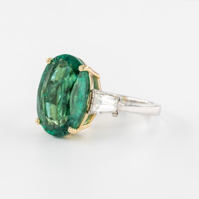 Bague bicolore avec émeraude ovale et diamants trapèze