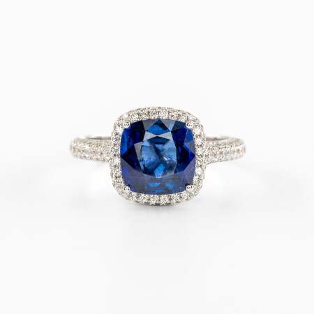 Bague en or blanc avec saphir bleu roi et halo de diamants