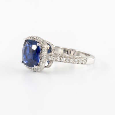 Bague en or blanc avec saphir bleu roi et halo de diamants