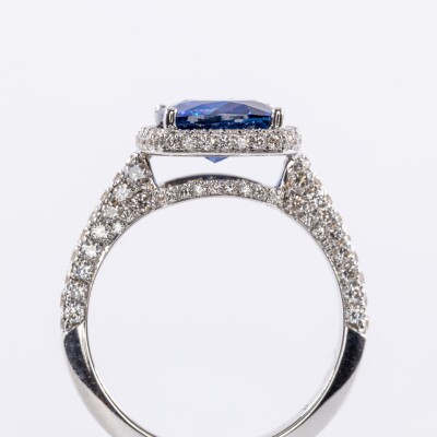 Bague en or blanc avec saphir bleu roi et halo de diamants