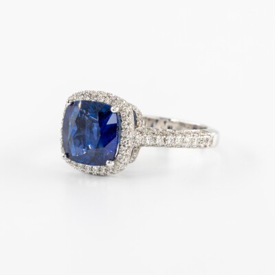 Bague en or blanc avec saphir bleu roi et halo de diamants