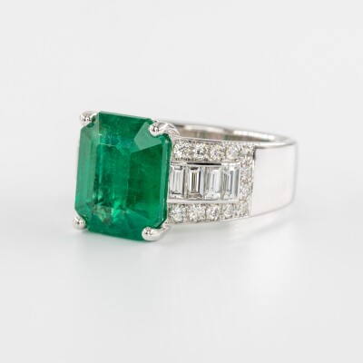 Bague or blanc, centre émeraude taille émeraude, diamants baguette & brillant