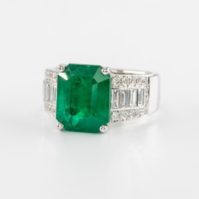 Bague or blanc, centre émeraude taille émeraude, diamants baguette & brillant