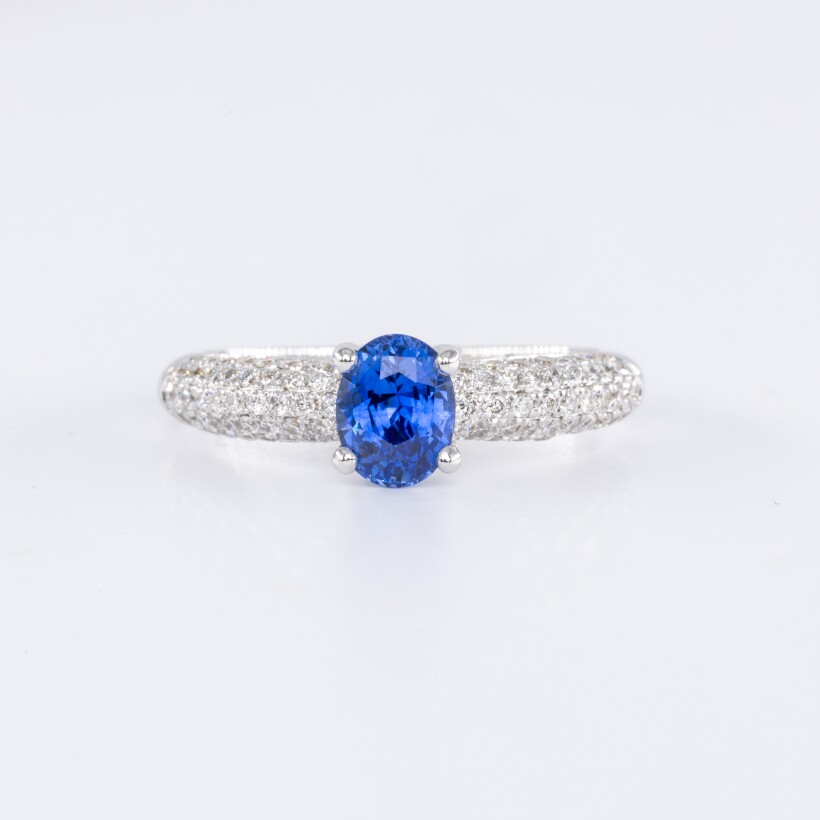 Bague en or blanc centre saphir bleu ovale accompagné de diamants taille brillant