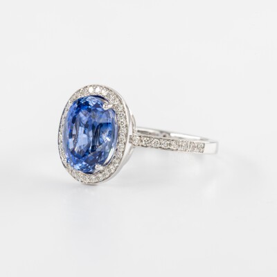 Bague en or blanc sertie d\'un saphir ovale et de diamants