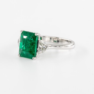 Bague en or blanc avec émeraude zambienne et diamants en demi-lune