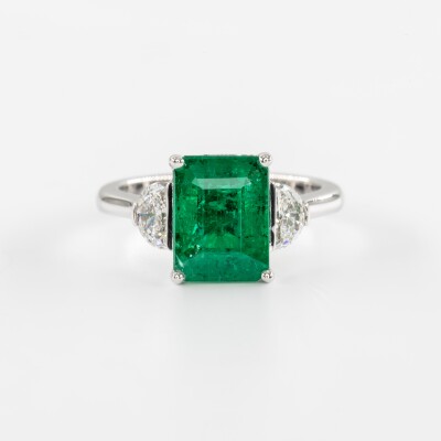 Bague en or blanc avec émeraude zambienne et diamants en demi-lune