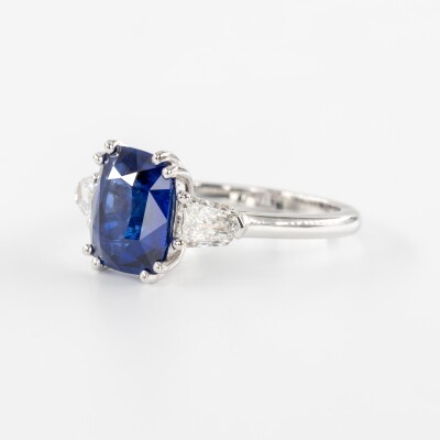 Bague or blanc, centre saphir taille coussin & diamants trapèze