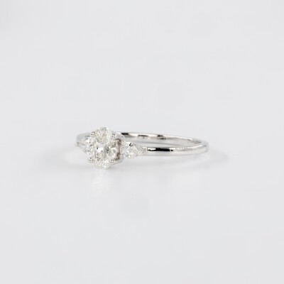 Solitaire or blanc, centre diamant taille ovale & diamants poire