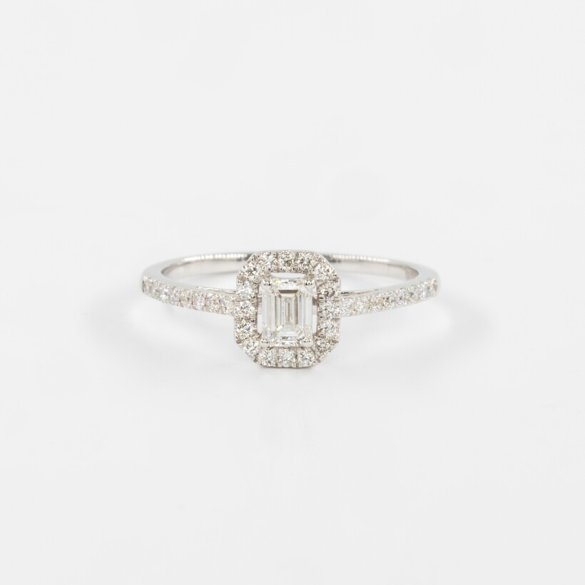 Solitaire en or blanc centre diamant taille émeraude 0.50ct certifié GIA entourage et ligne de diamants