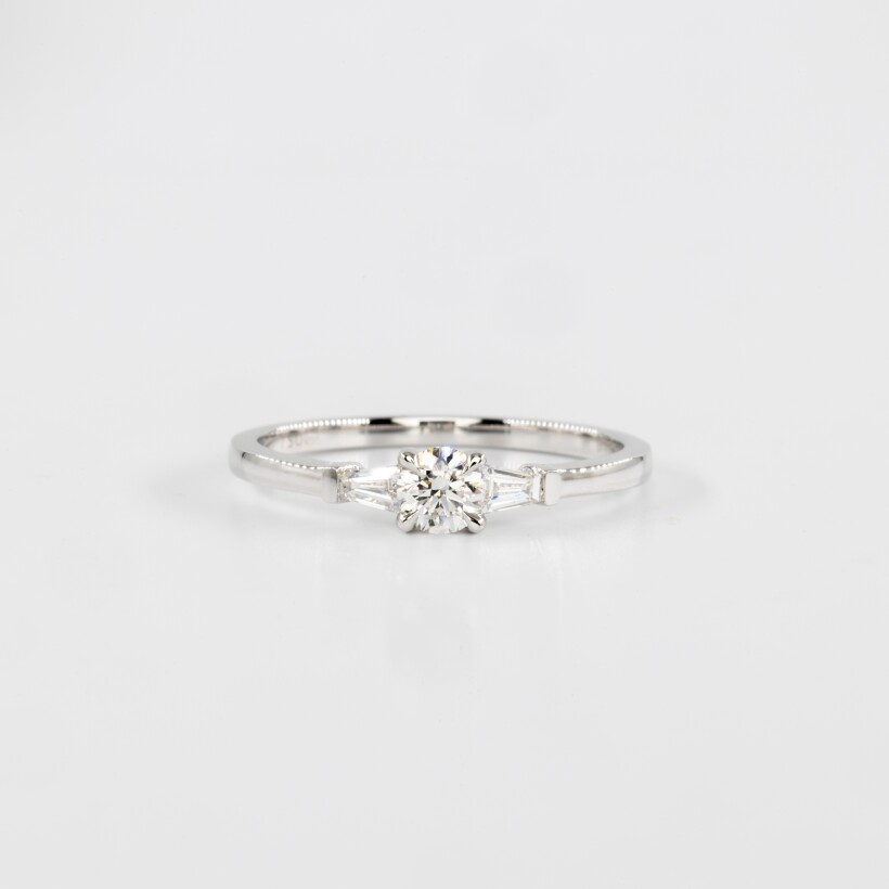 Solitaire en or blanc diamant brillant 0.42ct bordé de 2  diamants