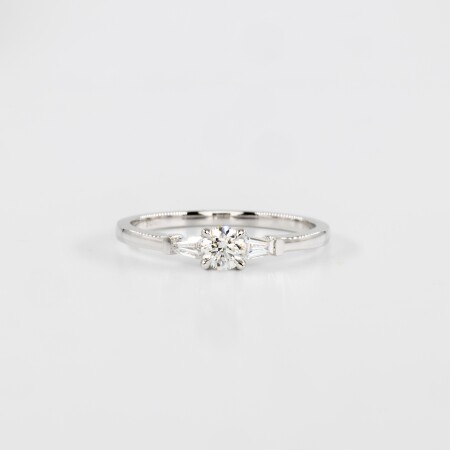 Solitaire en or blanc diamant brillant 0.42ct bordé de 2  diamants