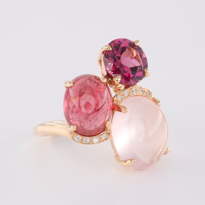 Bague or rose cabochons quartz rose, tourmaline rose et rhodolite ronde avec chemin de diamants