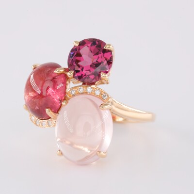 Bague or rose cabochons quartz rose, tourmaline rose et rhodolite ronde avec chemin de diamants