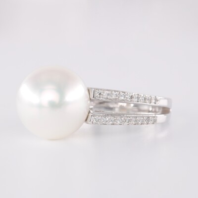 Bague en or blanc perle mer du sud double corps serti diamants