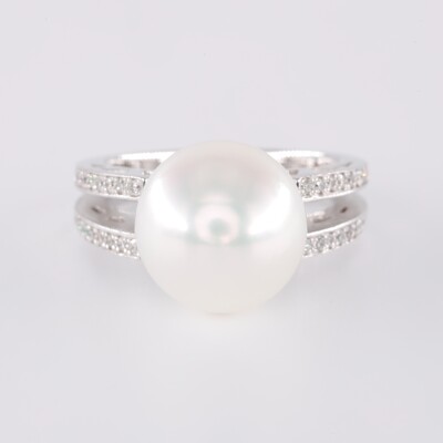 Bague en or blanc perle mer du sud double corps serti diamants