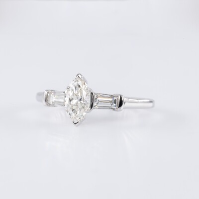 Solitaire or blanc, centre diamant taille navette & diamants trapèze