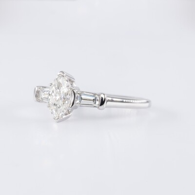 Solitaire or blanc, centre diamant taille navette & diamants trapèze