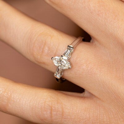 Solitaire or blanc, centre diamant taille navette & diamants trapèze