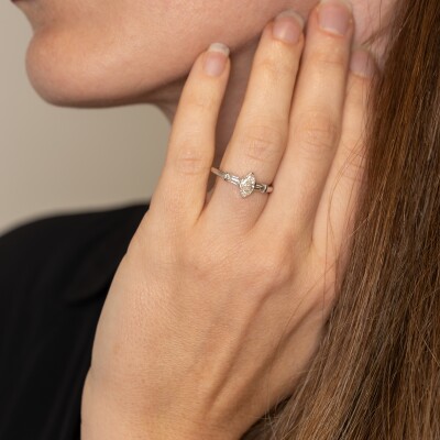 Solitaire or blanc, centre diamant taille navette & diamants trapèze