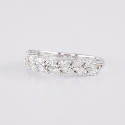 Alliance demi-tour or blanc & diamants taille navette