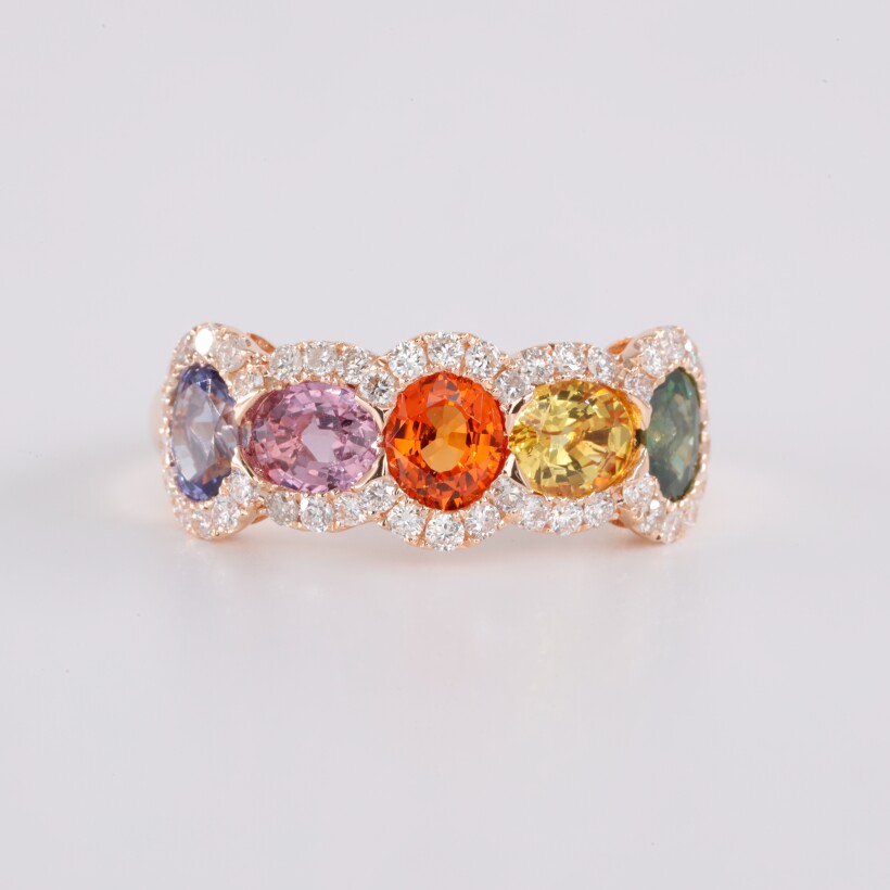 Bague Rainbow en or rose et saphirs ovales colorés avec entourage de diamants