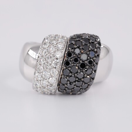 Bague en or blanc pavage bicolore de diamants blancs et noirs