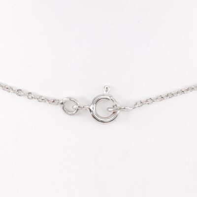 Pendentif en or blanc motif triangle serti d'un diamant pavage diamants