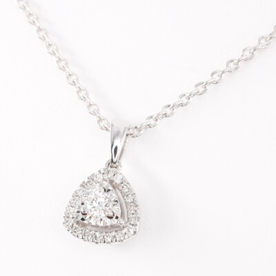 Pendentif en or blanc motif triangle serti d'un diamant pavage diamants