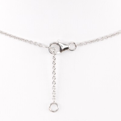 Collier en or blanc centre carré surmonté d\'un diamant jaune et constellation de diamants