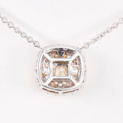 Collier en or blanc centre carré surmonté d\'un diamant jaune et constellation de diamants