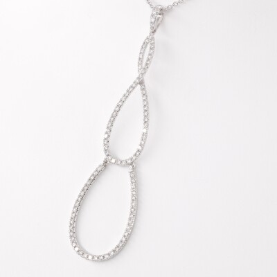 Pendentif or blanc articulé 3 gouttes entrelacées serties de diamants sur chaine en or blanc