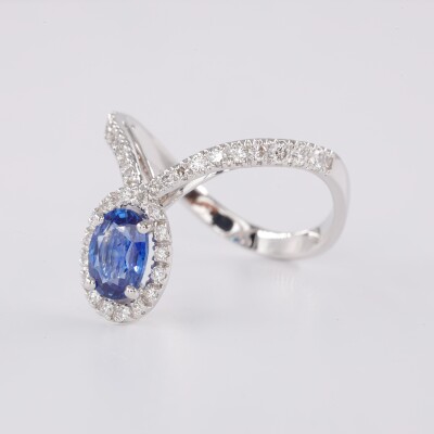 Bague en or blanc saphir bleu ovale & diamants