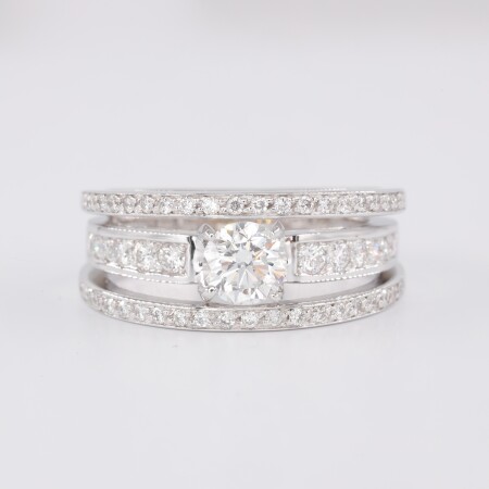 Bague "Florentine" or blanc, centre diamant taille brillant, diamants brillant