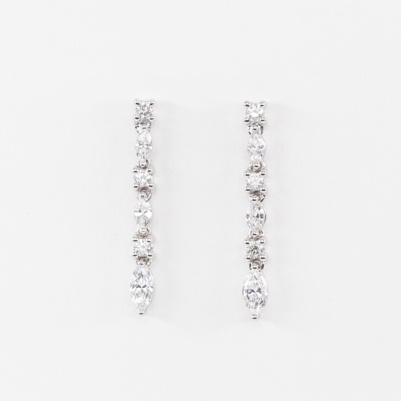 Boucles d\'oreilles pendantes en or blanc et diamants