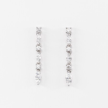 Boucles d\'oreilles pendantes en or blanc et diamants