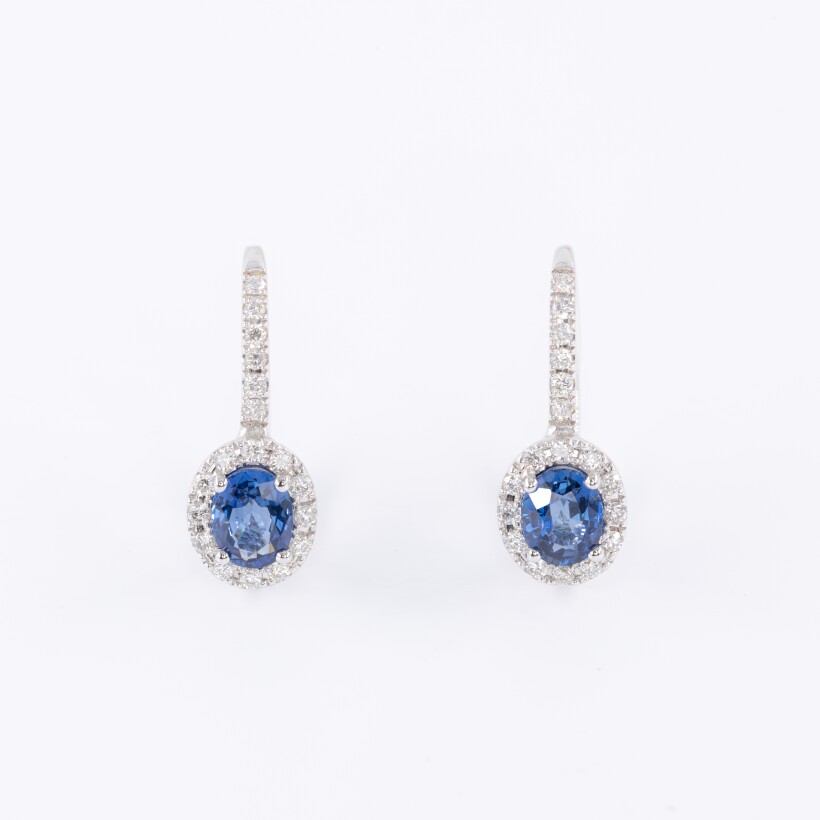 Boucles d\'oreilles dormeuses LOVIS XV en or blanc  centre saphir Ceylan entourage diamants