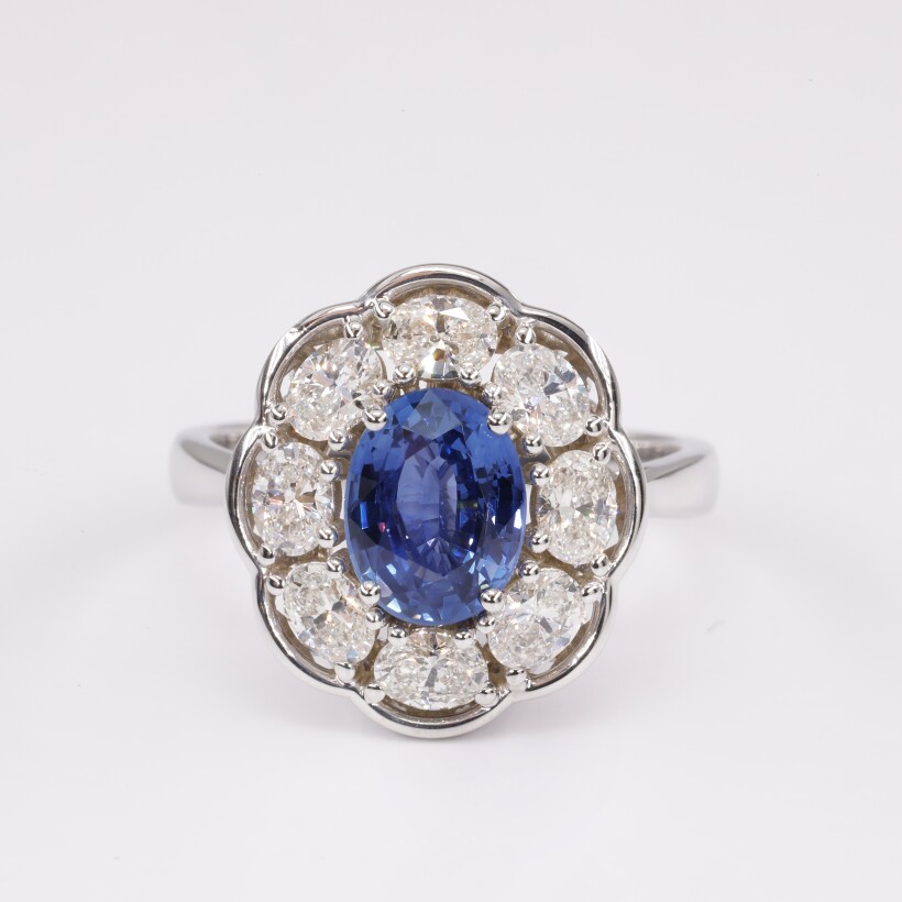 Bague en or blanc Pompadour revisitée magnifique Saphir ovale bleu Ceylan entourage Diamants