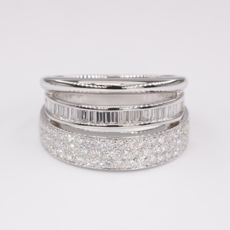 Bague en or blanc trois anneaux sertis de Diamants en taille baguette et brillant