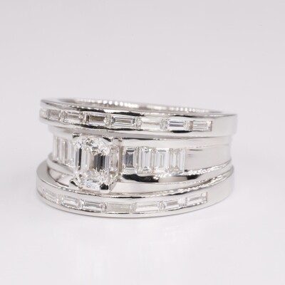 Bague Florentine or blanc, centre diamant taille émeraude & diamants baguette