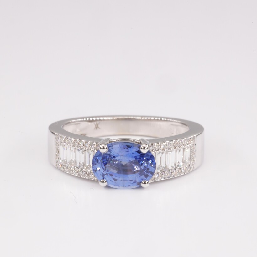 Bague en or blanc saphir ovale bleu cachemire et diamants baguettes