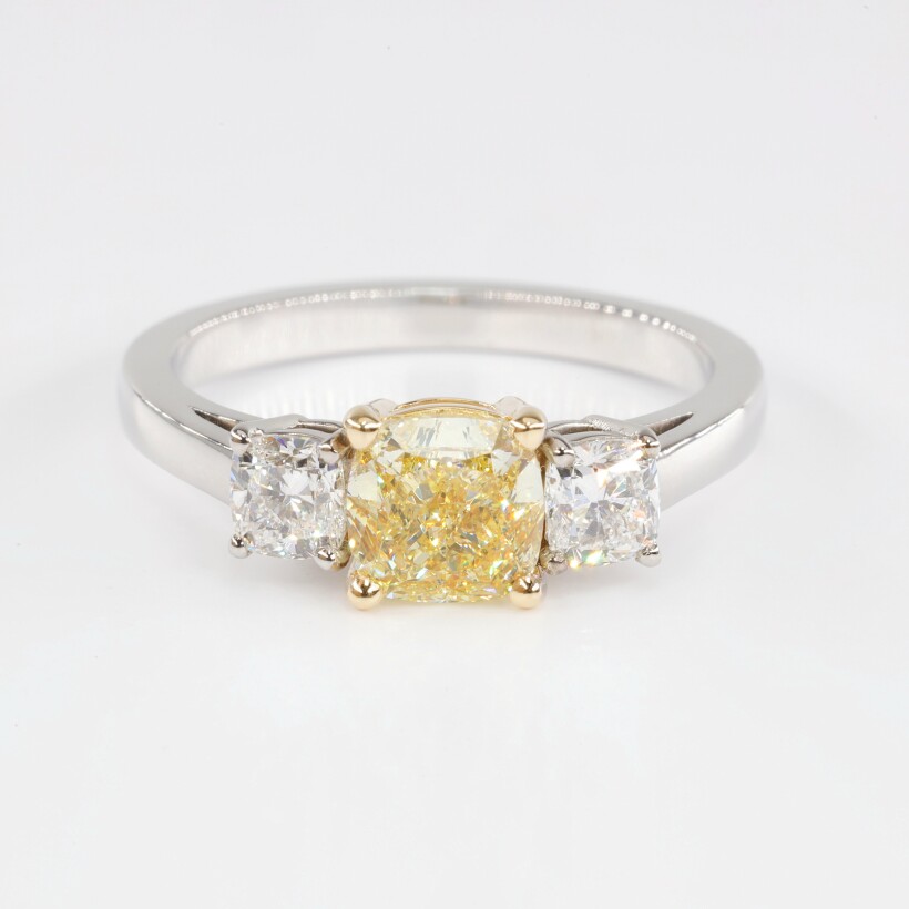 Bague sertie d’un Diamant jaune taille coussin accompagné de deux brillants