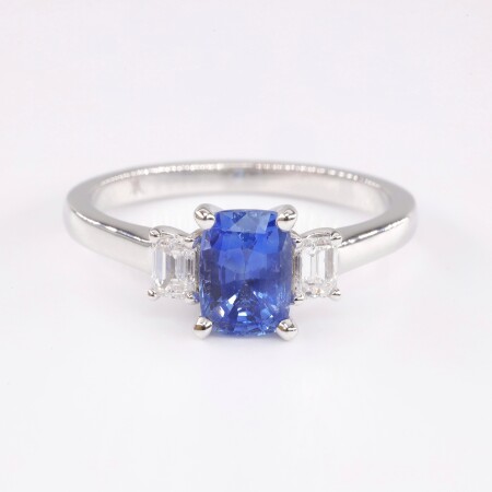 Bague en or blanc saphir bleu taille émeraude et diamants taille baguette