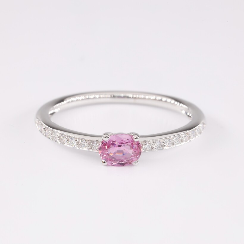 Bague en or blanc saphir rose ovale accompagné de diamants