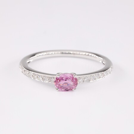 Bague en or blanc saphir rose ovale accompagné de diamants