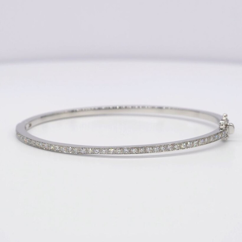 Bracelet Longinus en or blanc, rigide articulé, demi jonc serti de diamants