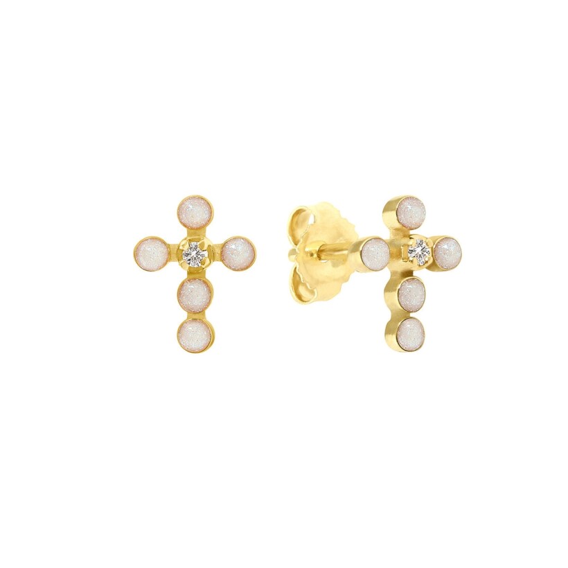 Boucles d\'oreilles en or jaune motif croix perle resine opale et diamant